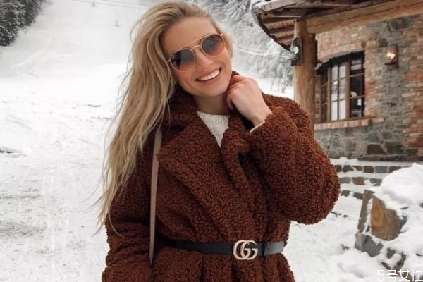 羊羔毛外套穿著顯胖嗎 羊羔毛外套怎樣搭配顯瘦 羊羔毛外套穿著顯胖嗎 羊羔毛外套怎樣搭配顯瘦