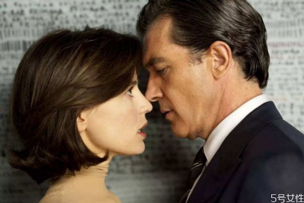 接吻時怎么看出男人是否愛你 接吻怎么看出誰更愛對方 接吻時怎么看出男人是否愛你 接吻怎么看出誰更愛對方