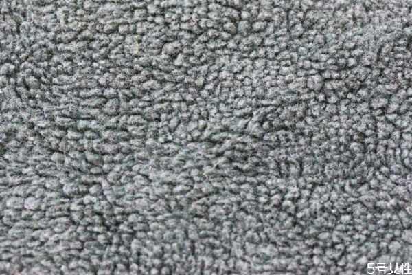 羊羔毛為什么貴 羊羔毛與羊毛哪個貴 羊羔毛為什么貴 羊羔毛與羊毛哪個貴