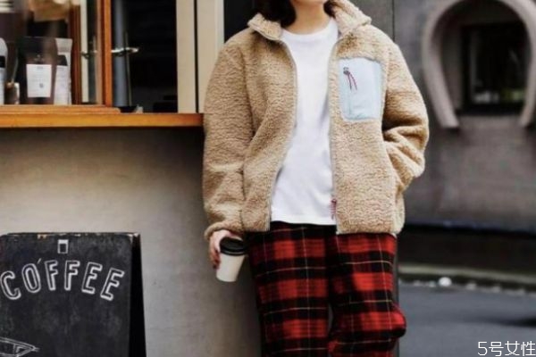 羊羔毛衣服怎么洗 羊羔毛皮草護理的方法 羊羔毛衣服怎么洗 羊羔毛皮草護理的方法