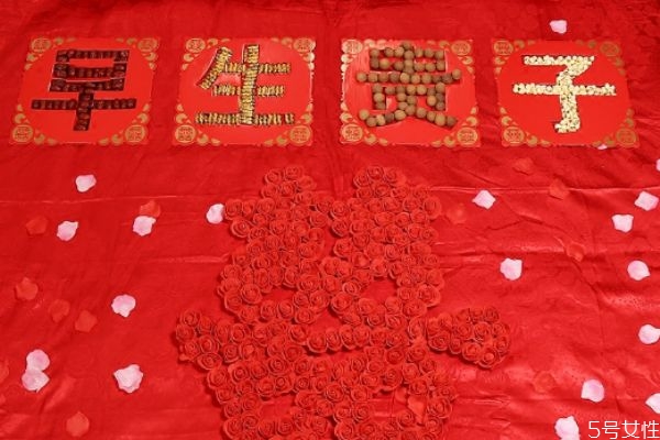 結婚床上放哪些東西好 結婚床上應該放什么