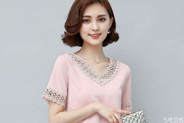 蕾絲的服裝應該怎么清洗呢 蕾絲服裝打理方法有什么呢 蕾絲的服裝應該怎么清洗呢 蕾絲服裝打理方法有什么呢