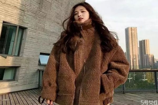 羊羔毛外套毛毛結(jié)塊怎么辦 羊羔毛外套如何搭配 羊羔毛外套毛毛結(jié)塊怎么辦 羊羔毛外套如何搭配