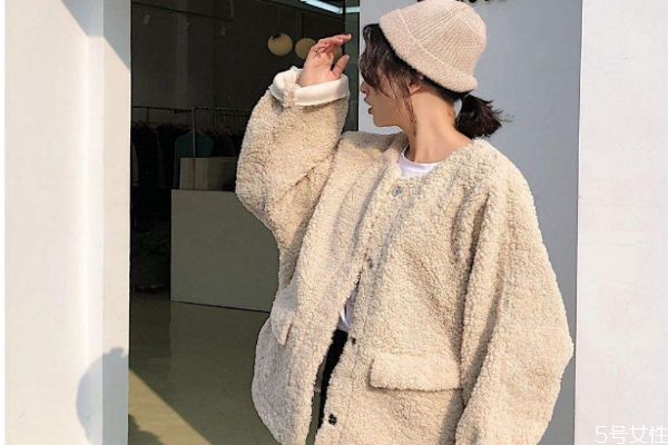 羊羔毛外套毛毛結(jié)塊怎么辦 羊羔毛外套如何搭配 羊羔毛外套毛毛結(jié)塊怎么辦 羊羔毛外套如何搭配