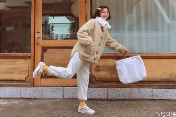 羊羔毛外套毛毛結(jié)塊怎么辦 羊羔毛外套如何搭配 羊羔毛外套毛毛結(jié)塊怎么辦 羊羔毛外套如何搭配