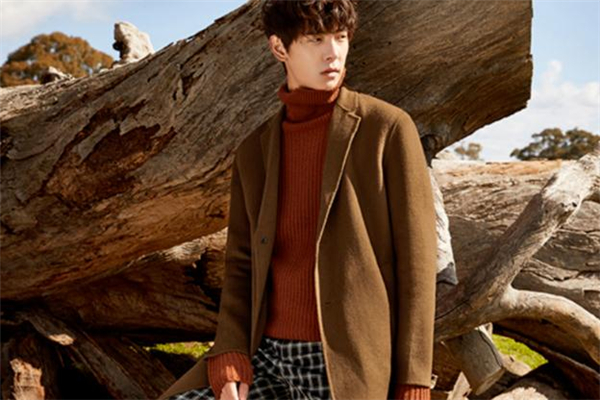 男生大衣里面穿什么衣服好看 男生大衣里面怎么搭配 男生大衣里面穿什么衣服好看 男生大衣里面怎么搭配