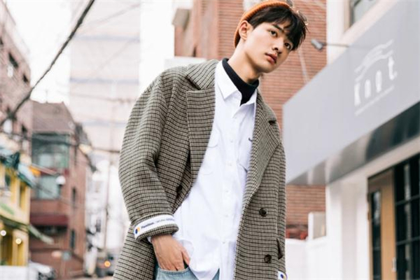 男生大衣里面穿什么衣服好看 男生大衣里面怎么搭配 男生大衣里面穿什么衣服好看 男生大衣里面怎么搭配
