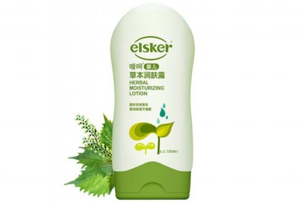 潤膚露是水還是乳液 爽膚水和潤膚乳的區(qū)別 潤膚露是水還是乳液 爽膚水和潤膚乳的區(qū)別