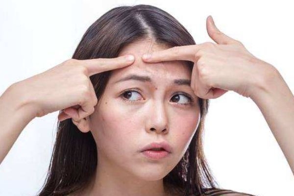 為什么不能用手?jǐn)D痘痘呢 擠痘痘的危害有什么呢 為什么不能用手?jǐn)D痘痘呢 擠痘痘的危害有什么呢