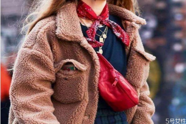 羊羔毛的衣服染色了怎么辦 羊羔毛染色了怎么補(bǔ)救 羊羔毛的衣服染色了怎么辦 羊羔毛染色了怎么補(bǔ)救