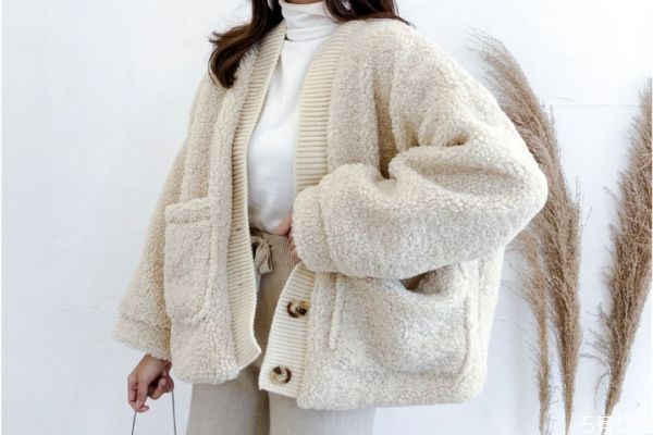 羊羔毛的衣服染色了怎么辦 羊羔毛染色了怎么補(bǔ)救 羊羔毛的衣服染色了怎么辦 羊羔毛染色了怎么補(bǔ)救