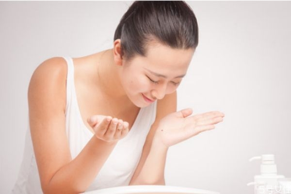 熱水洗臉毛孔會變大嗎 熱水洗臉和冷水洗臉的區(qū)別 熱水洗臉毛孔會變大嗎 熱水洗臉和冷水洗臉的區(qū)別
