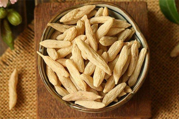 麥冬泡水喝一次用幾粒 麥冬和什么一起泡最好 麥冬泡水喝一次用幾粒 麥冬和什么一起泡最好