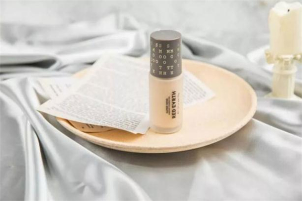 紅地球粉底液真假辨別 紅地球粉底液和美寶蓮哪款好用 紅地球粉底液真假辨別 紅地球粉底液和美寶蓮哪款好用