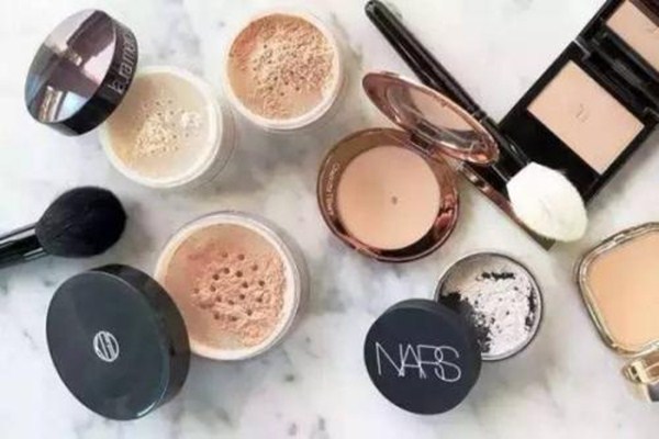 散粉和蜜粉怎么用 散粉、蜜粉和粉餅有什么區(qū)別 