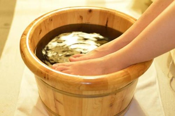 泡腳對(duì)宮寒有用嗎 泡腳可以調(diào)理宮寒嗎 泡腳對(duì)宮寒有用嗎 泡腳可以調(diào)理宮寒嗎