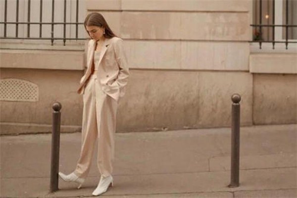 小西裝有腰帶好嗎 小西裝配哪種腰帶好呢 小西裝有腰帶好嗎 小西裝配哪種腰帶好呢