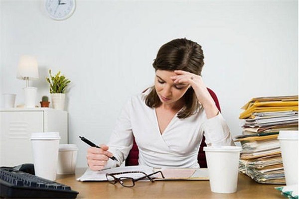 久坐會影響月經(jīng)嗎 久坐小腿腫脹怎么消除 久坐會影響月經(jīng)嗎 久坐小腿腫脹怎么消除