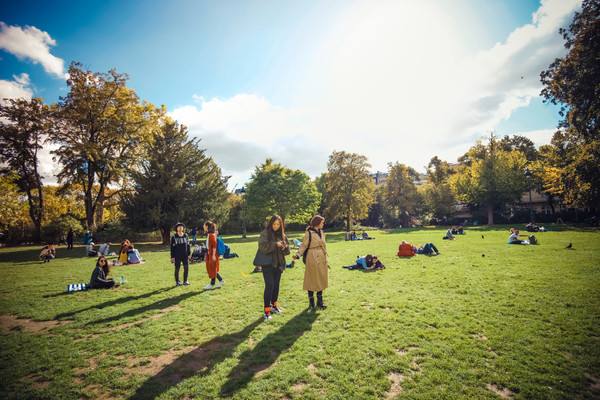 經常曬太陽對頭發(fā)有好處嗎 長時間曬太陽頭發(fā)會變黃嗎 經常曬太陽對頭發(fā)有好處嗎 長時間曬太陽頭發(fā)會變黃嗎