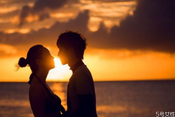 接吻的時候女生該怎么做 第一次戀愛如何接吻 接吻的時候女生該怎么做 第一次戀愛如何接吻