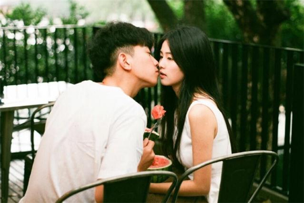 該不該要求男朋友送禮物 要求男朋友送禮物很過分嗎 該不該要求男朋友送禮物 要求男朋友送禮物很過分嗎