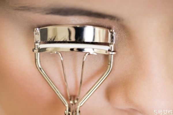 睫毛夾怎么用不夾眼皮 夾睫毛老是夾到眼皮怎么辦 睫毛夾怎么用不夾眼皮 夾睫毛老是夾到眼皮怎么辦