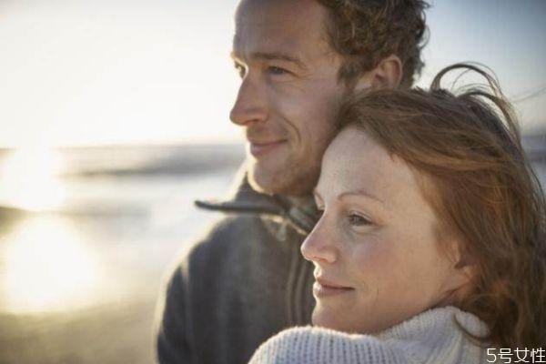 分手后男人還愛(ài)你的表現(xiàn) 男人不想真分手的表現(xiàn)