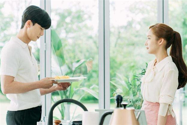 女孩子吃醋時(shí)會說哪些狠話 女朋友吃醋了怎么哄