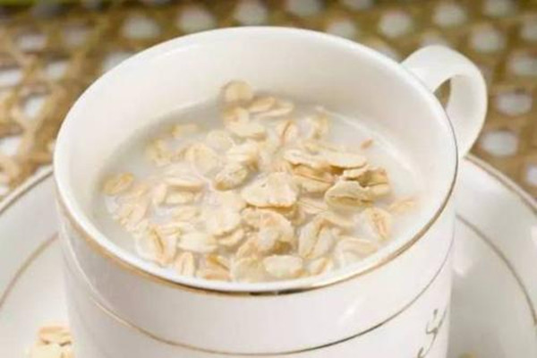 吃燕麥片最簡單的方法是什么 燕麥片能生吃嗎 吃燕麥片最簡單的方法是什么 燕麥片能生吃嗎