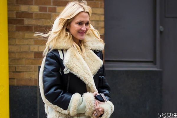 羊羔毛保暖性怎么樣 羊羔毛和棉哪個(gè)更暖和 羊羔毛保暖性怎么樣 羊羔毛和棉哪個(gè)更暖和