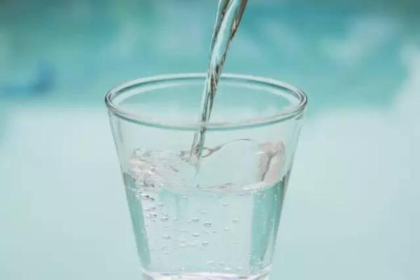 早上喝冰水對(duì)身體好嗎 早上喝水要注意什么 早上喝冰水對(duì)身體好嗎 早上喝水要注意什么