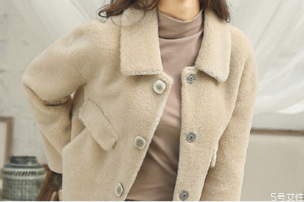 羊羔毛屬于皮草嗎 羊羔毛皮草和羊羔毛的區(qū)別 羊羔毛屬于皮草嗎 羊羔毛皮草和羊羔毛的區(qū)別