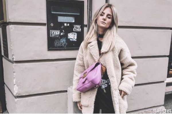 羊羔毛屬于皮草嗎 羊羔毛皮草和羊羔毛的區(qū)別 羊羔毛屬于皮草嗎 羊羔毛皮草和羊羔毛的區(qū)別