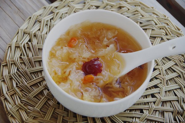 銀耳熬不出膠吃了有用嗎 軟銀耳和脆銀耳有什么區(qū)別 銀耳熬不出膠吃了有用嗎 軟銀耳和脆銀耳有什么區(qū)別