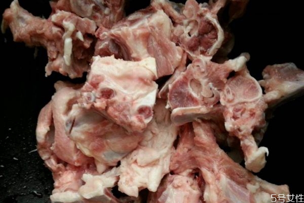 吃羊蝎子有什么注意的呢 羊蝎子不能和什么一起吃呢 吃羊蝎子有什么注意的呢 羊蝎子不能和什么一起吃呢