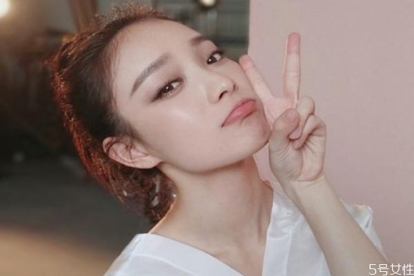 見長輩化什么眼影 見家長眼影妝容 見長輩化什么眼影 見家長眼影妝容