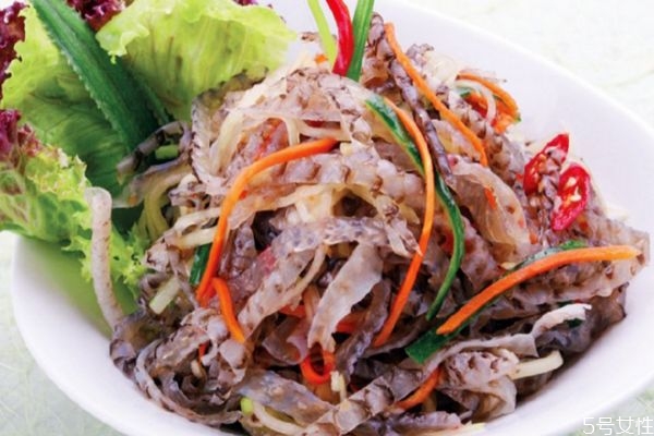 吃魚(yú)皮有什么注意的呢 什么人不能吃魚(yú)皮呢 吃魚(yú)皮有什么注意的呢 什么人不能吃魚(yú)皮呢