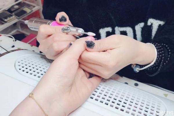 美甲一個月不卸可以嗎 美甲做了多久就要卸 美甲一個月不卸可以嗎 美甲做了多久就要卸