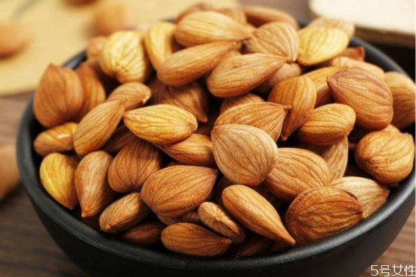 苦杏仁和甜杏仁怎么區(qū)分呢 苦杏仁市場(chǎng)價(jià)格是怎么樣的呢 苦杏仁和甜杏仁怎么區(qū)分呢 苦杏仁市場(chǎng)價(jià)格是怎么樣的呢