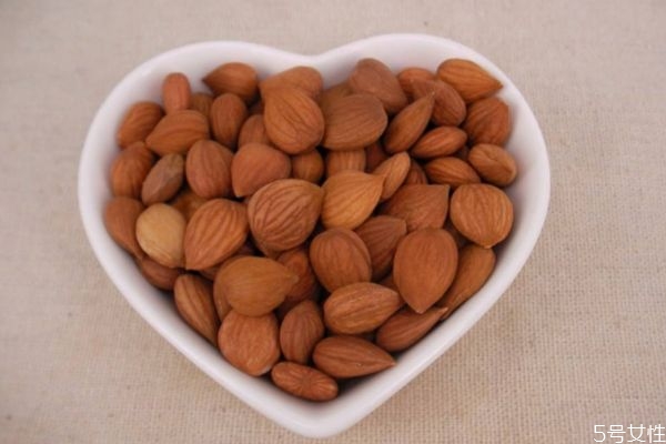 苦杏仁和甜杏仁怎么區(qū)分呢 苦杏仁市場(chǎng)價(jià)格是怎么樣的呢 苦杏仁和甜杏仁怎么區(qū)分呢 苦杏仁市場(chǎng)價(jià)格是怎么樣的呢