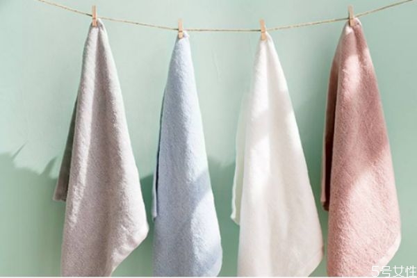 洗臉巾為什么老是油膩膩的 洗臉巾用久變油膩怎么辦 洗臉巾為什么老是油膩膩的 洗臉巾用久變油膩怎么辦