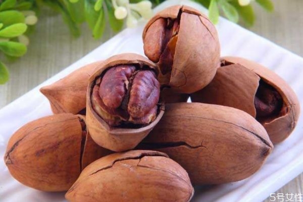 吃碧根果有什么注意的呢 什么人不能吃碧根果呢 吃碧根果有什么注意的呢 什么人不能吃碧根果呢