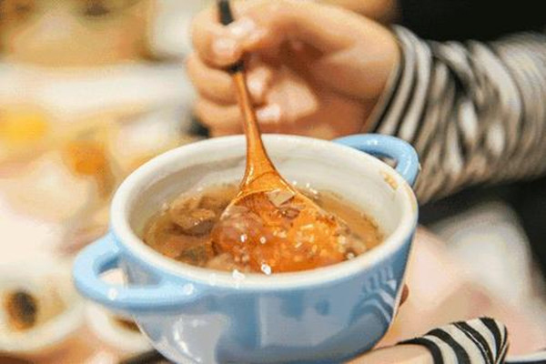 泡桃膠的水能繼續(xù)用嗎 桃膠里有黑色的能吃嗎 泡桃膠的水能繼續(xù)用嗎 桃膠里有黑色的能吃嗎