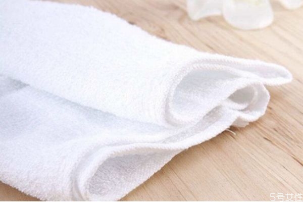 洗臉巾為什么老是油膩膩的 洗臉巾用久變油膩怎么辦 洗臉巾為什么老是油膩膩的 洗臉巾用久變油膩怎么辦