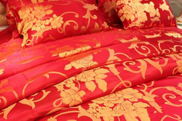 桑蠶絲面料的特點 鑒別桑蠶絲面料的方法 桑蠶絲面料的特點 鑒別桑蠶絲面料的方法