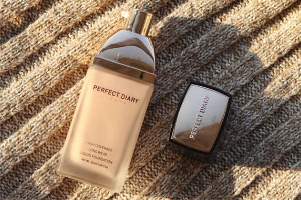 完美日記小金蓋和黑蓋哪個好 小金蓋和黑蓋的區(qū)別 完美日記小金蓋和黑蓋哪個好 小金蓋和黑蓋的區(qū)別