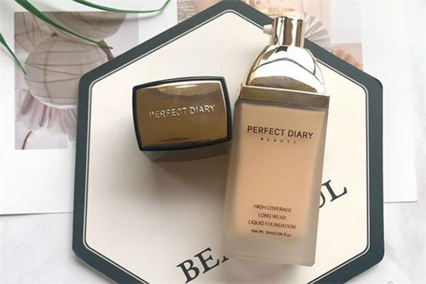 完美日記小金蓋和黑蓋哪個好 小金蓋和黑蓋的區(qū)別 完美日記小金蓋和黑蓋哪個好 小金蓋和黑蓋的區(qū)別