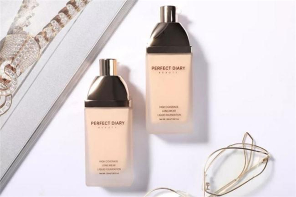 完美日記小金蓋和黑蓋哪個好 小金蓋和黑蓋的區(qū)別 完美日記小金蓋和黑蓋哪個好 小金蓋和黑蓋的區(qū)別