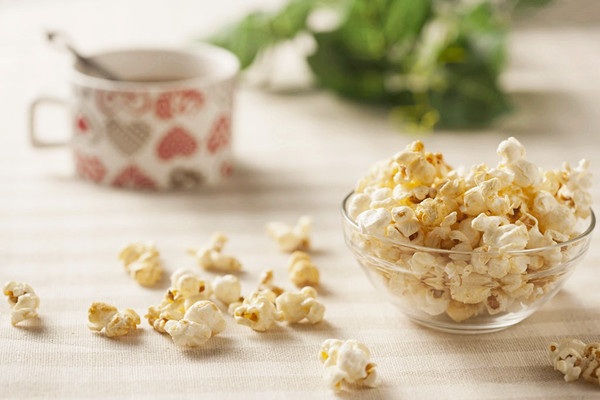 爆米花加什么又香又脆 吃爆米花對(duì)身體好不好 爆米花加什么又香又脆 吃爆米花對(duì)身體好不好