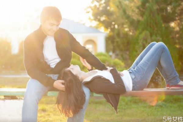 男生總說女生傻是什么意思 男的說女的傻的心理 男生總說女生傻是什么意思 男的說女的傻的心理